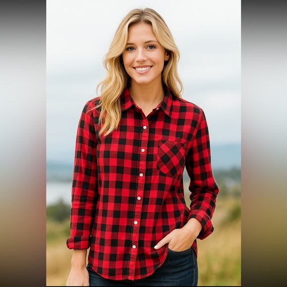 GAP Women's red and black checkered shirt with buttons, size S
MTP (11) - Picture 1 of 8